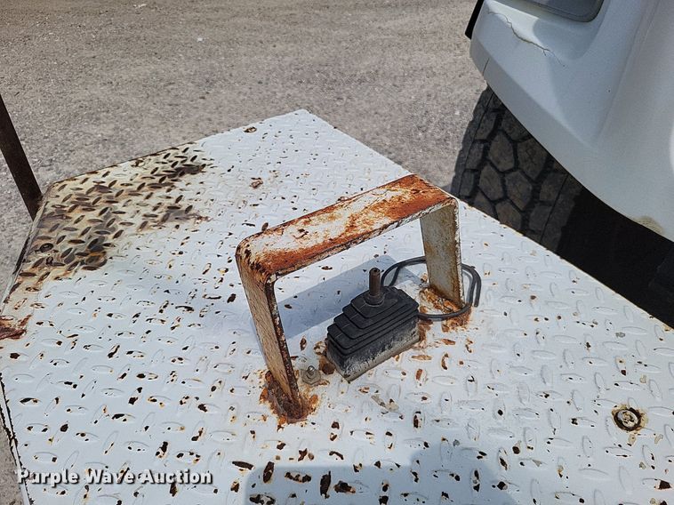 image for item LS9548 2003 Freightliner FL80  bucket truck