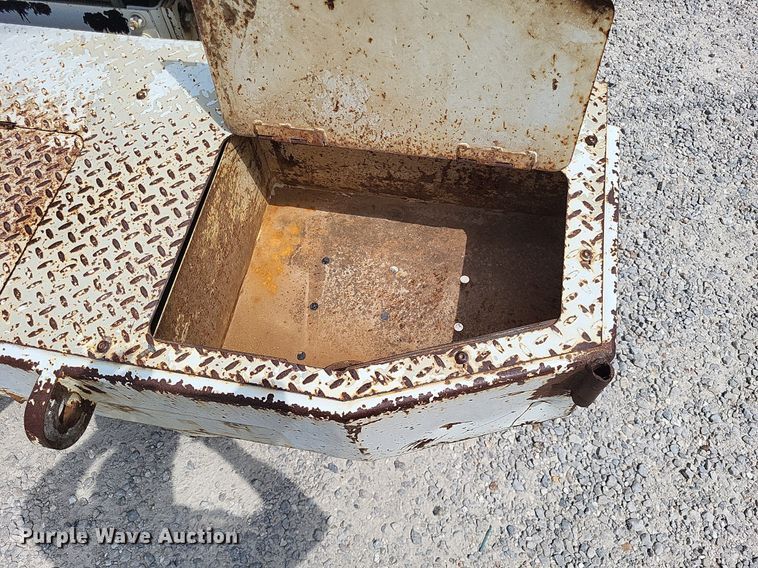 image for item LS9548 2003 Freightliner FL80  bucket truck