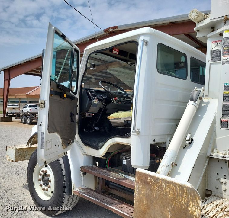 image for item LS9548 2003 Freightliner FL80  bucket truck