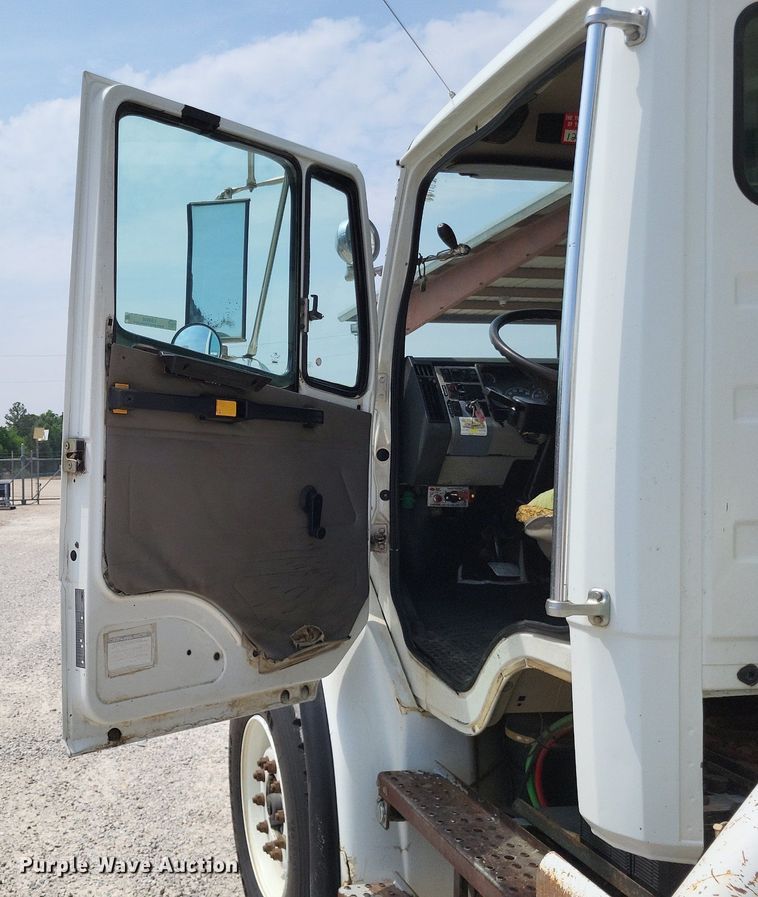 image for item LS9548 2003 Freightliner FL80  bucket truck