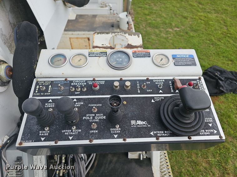 image for item LW9668 2002 Freightliner FL80  Crew Cab digger derrick truck