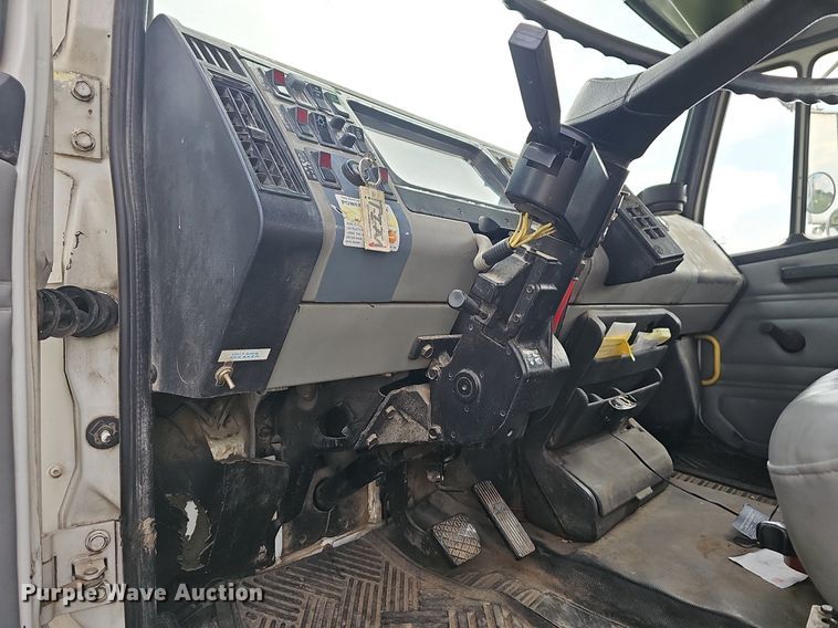 image for item LW9668 2002 Freightliner FL80  Crew Cab digger derrick truck