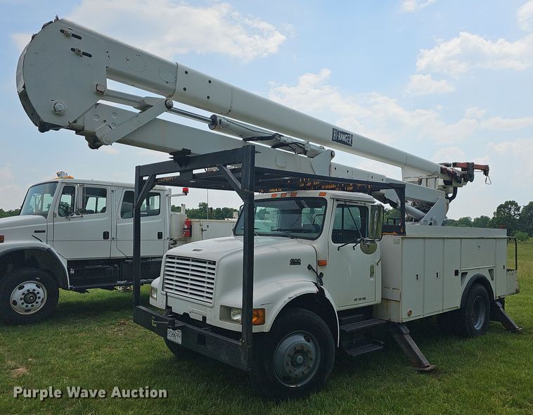 image for item LW9669 2000 International 4900  bucket truck