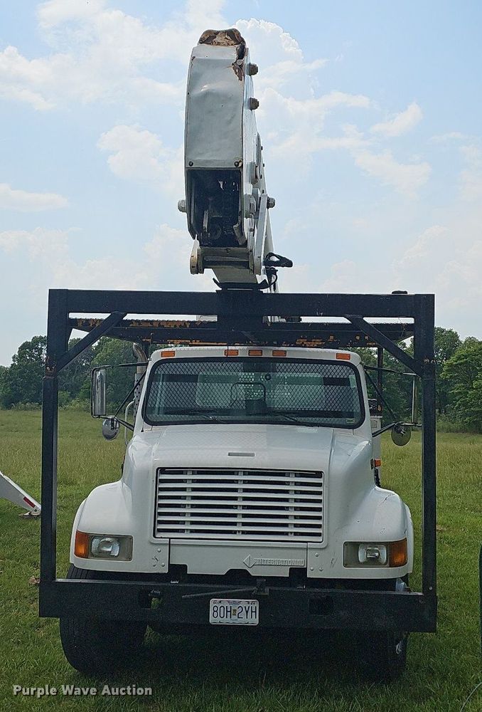 image for item LW9669 2000 International 4900  bucket truck