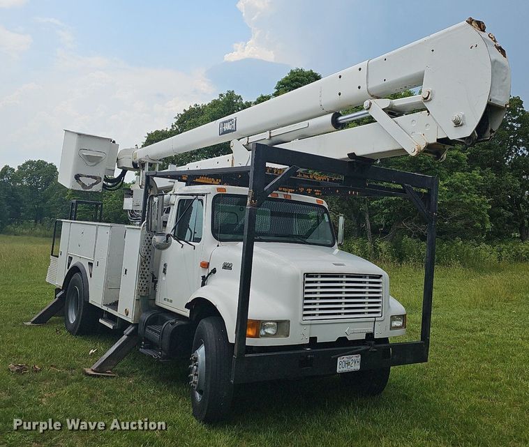 image for item LW9669 2000 International 4900  bucket truck