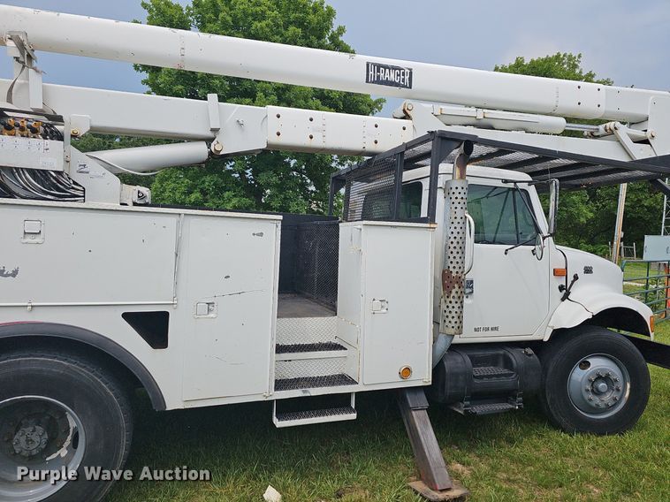image for item LW9669 2000 International 4900  bucket truck