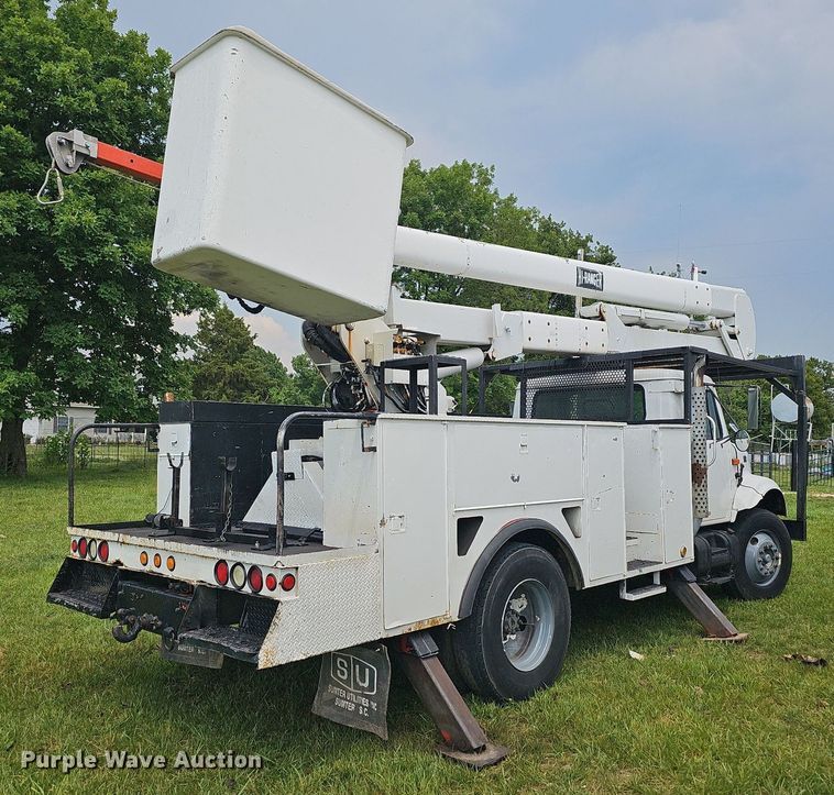 image for item LW9669 2000 International 4900  bucket truck