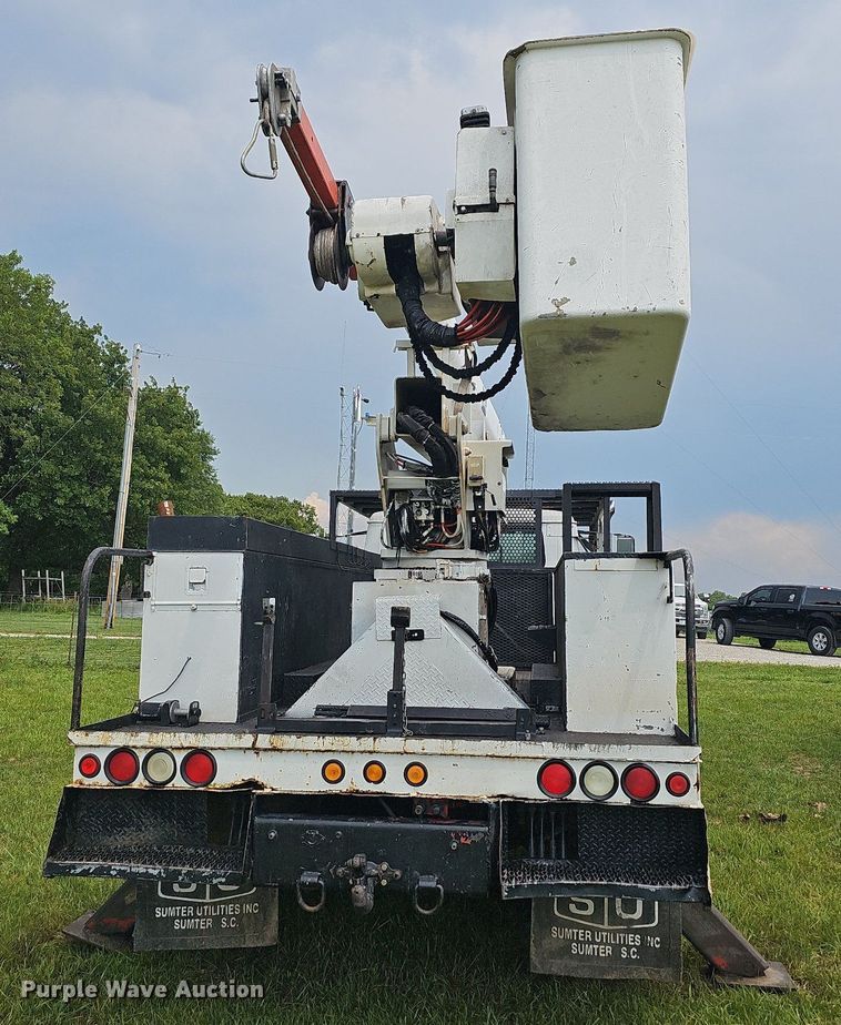 image for item LW9669 2000 International 4900  bucket truck