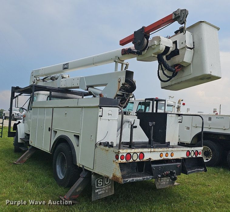image for item LW9669 2000 International 4900  bucket truck