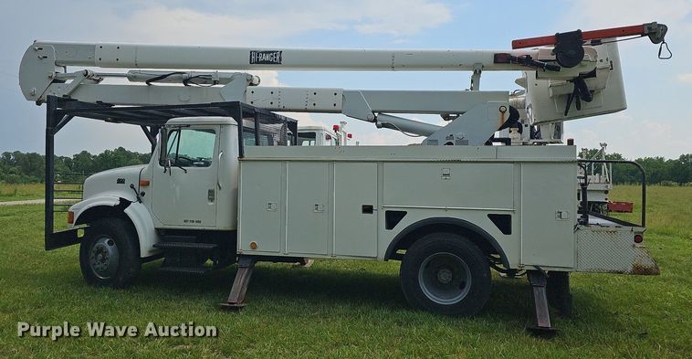 image for item LW9669 2000 International 4900  bucket truck