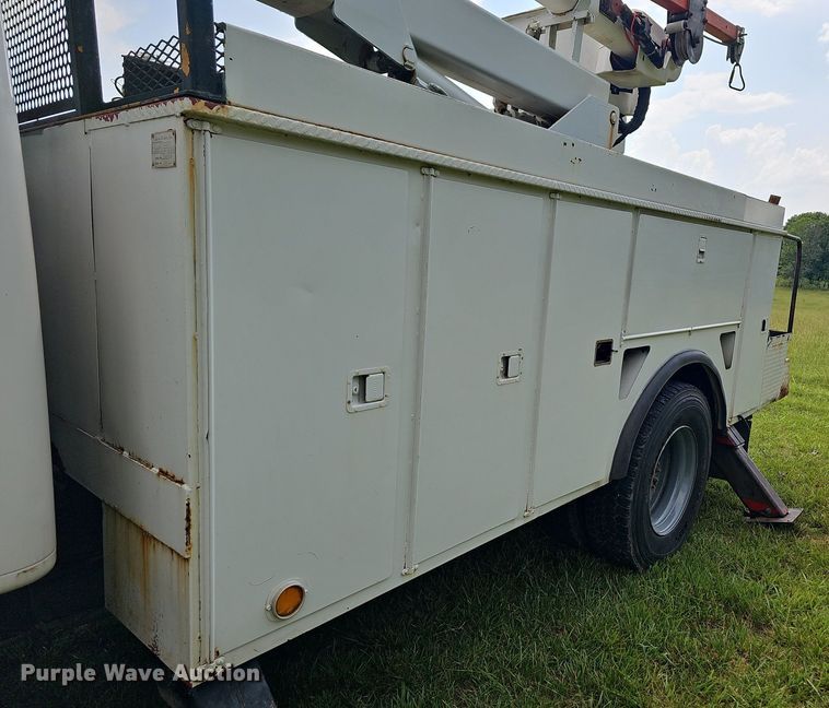 image for item LW9669 2000 International 4900  bucket truck