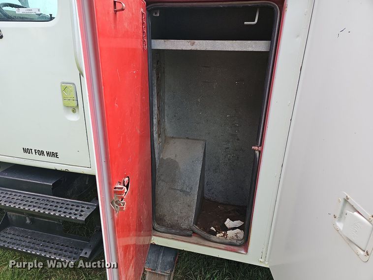 image for item LW9669 2000 International 4900  bucket truck