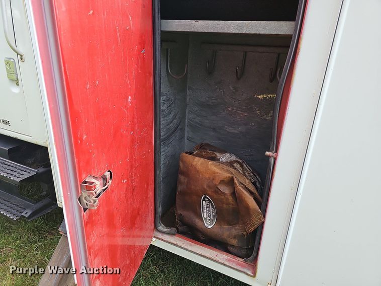 image for item LW9669 2000 International 4900  bucket truck