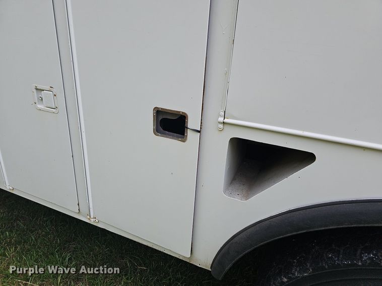 image for item LW9669 2000 International 4900  bucket truck