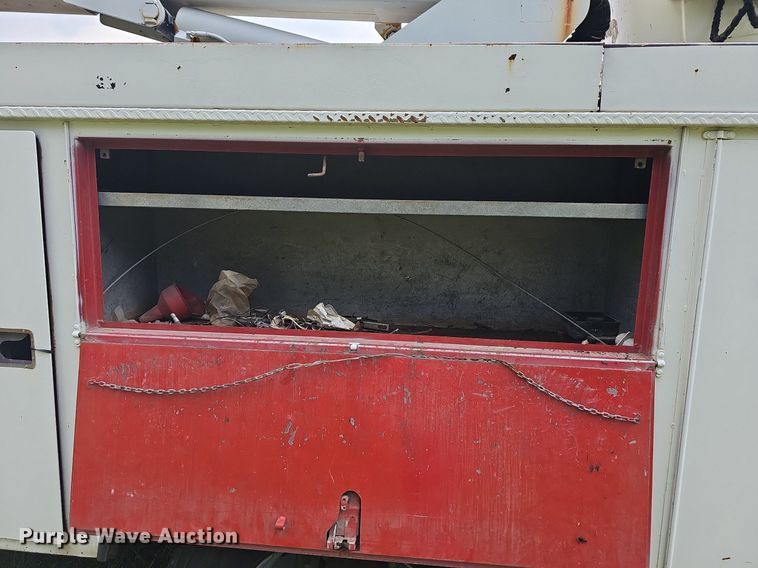 image for item LW9669 2000 International 4900  bucket truck