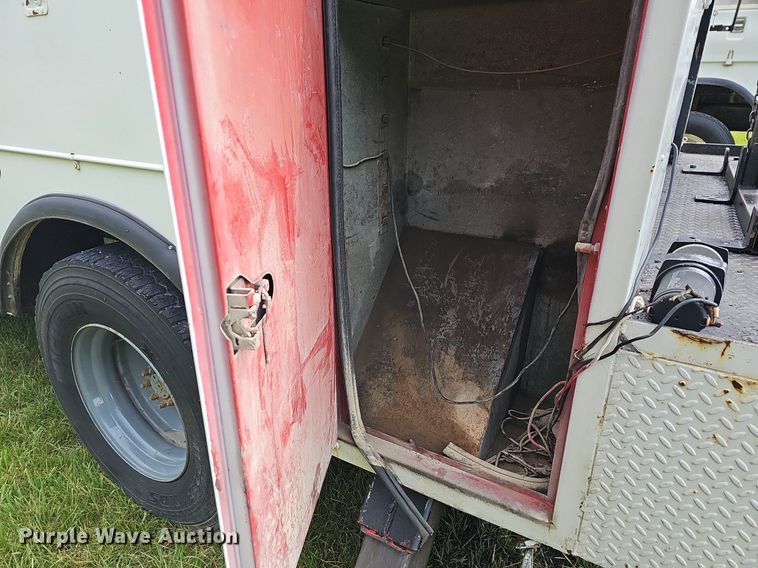 image for item LW9669 2000 International 4900  bucket truck