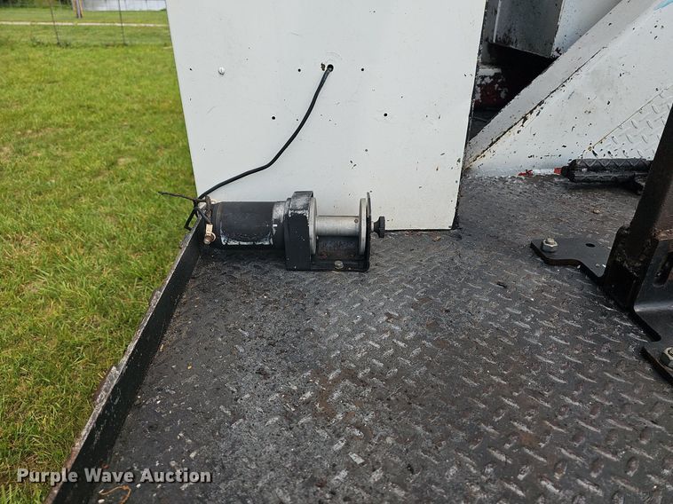 image for item LW9669 2000 International 4900  bucket truck