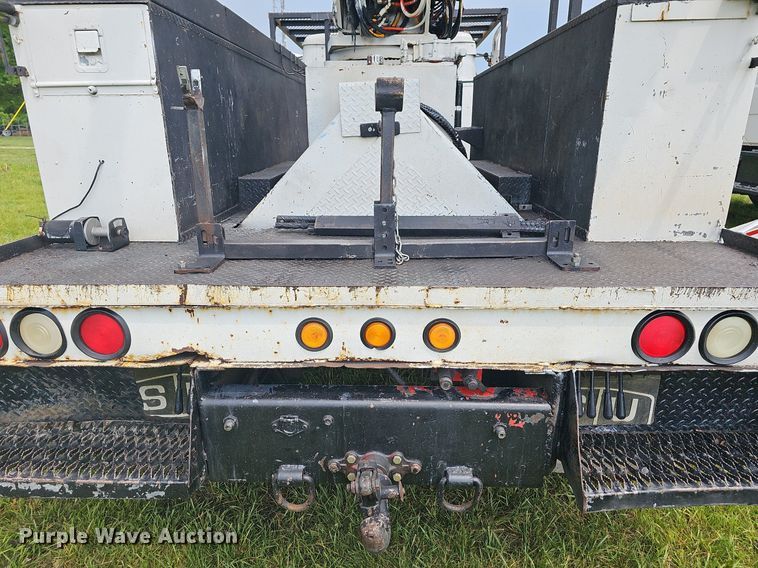 image for item LW9669 2000 International 4900  bucket truck