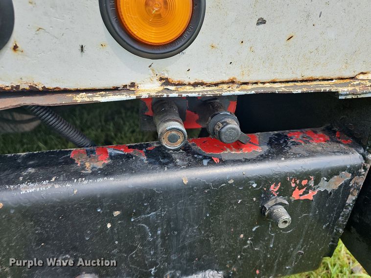 image for item LW9669 2000 International 4900  bucket truck