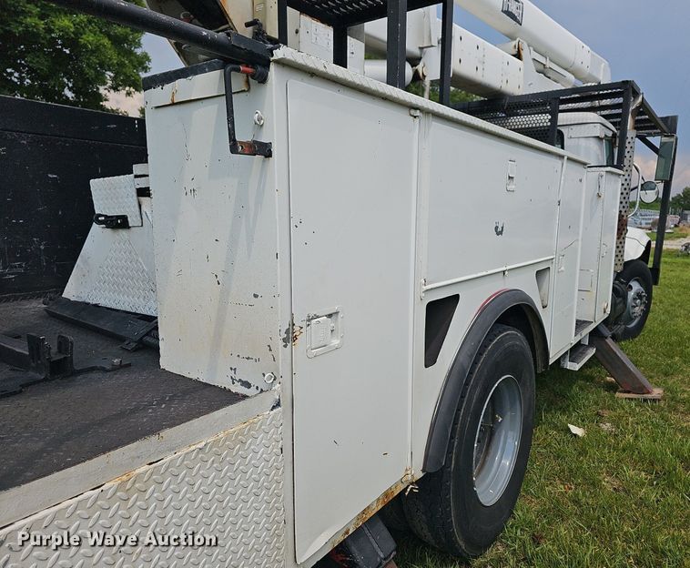 image for item LW9669 2000 International 4900  bucket truck