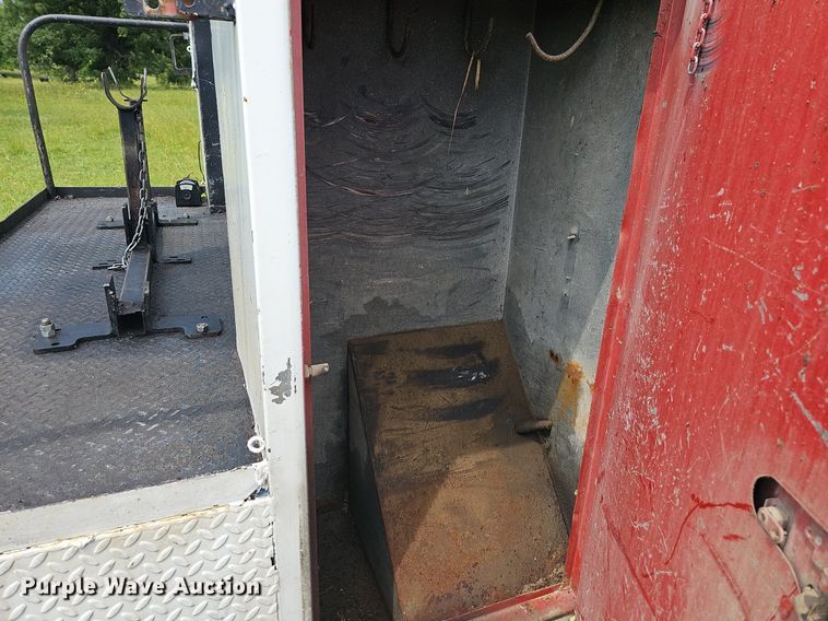 image for item LW9669 2000 International 4900  bucket truck