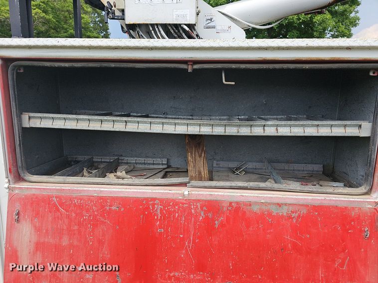 image for item LW9669 2000 International 4900  bucket truck