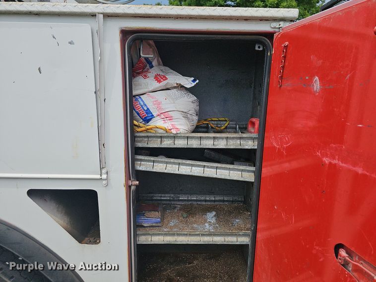 image for item LW9669 2000 International 4900  bucket truck