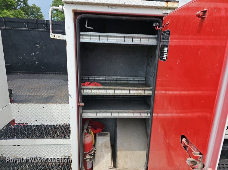 image for item LW9669 2000 International 4900  bucket truck