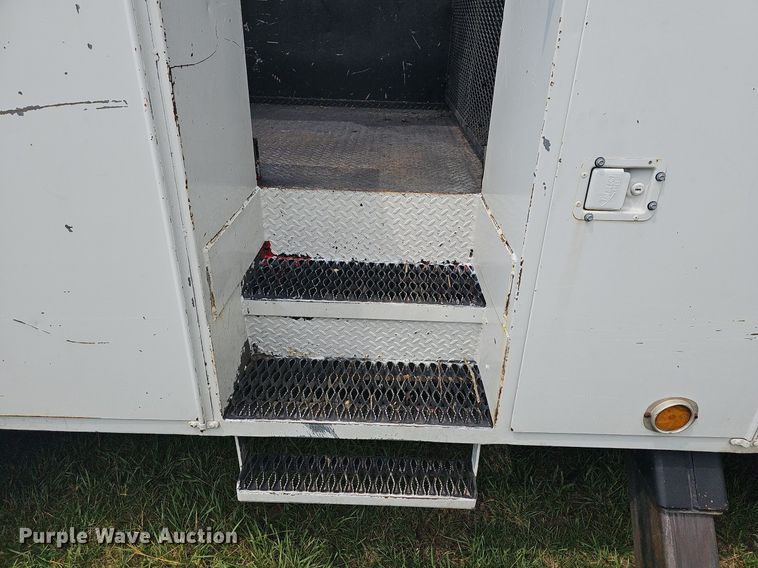 image for item LW9669 2000 International 4900  bucket truck