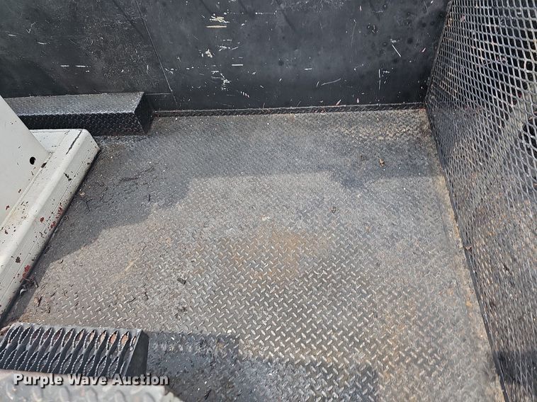 image for item LW9669 2000 International 4900  bucket truck