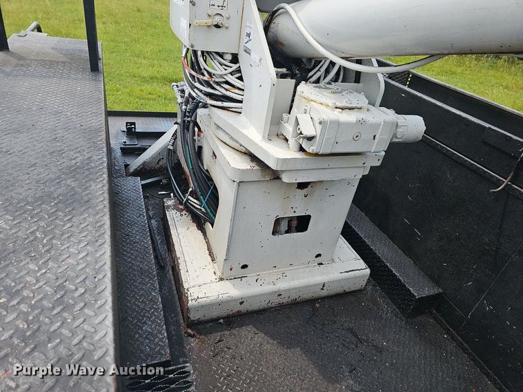 image for item LW9669 2000 International 4900  bucket truck