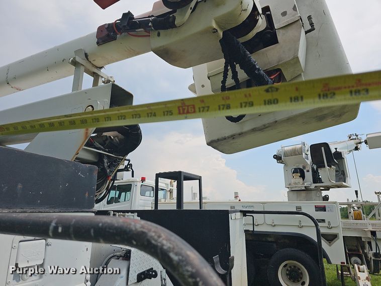 image for item LW9669 2000 International 4900  bucket truck
