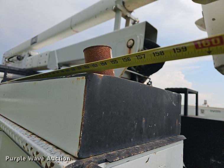 image for item LW9669 2000 International 4900  bucket truck