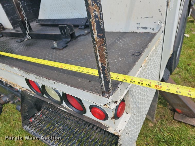 image for item LW9669 2000 International 4900  bucket truck