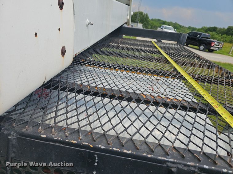 image for item LW9669 2000 International 4900  bucket truck