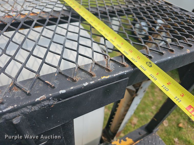 image for item LW9669 2000 International 4900  bucket truck