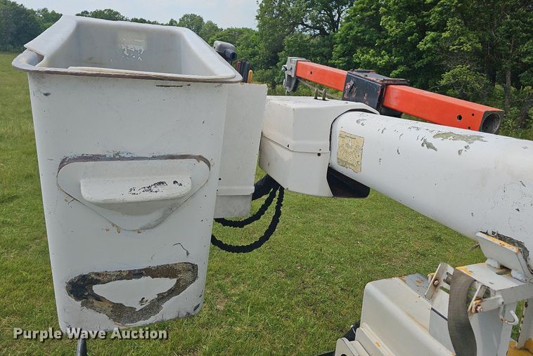 image for item LW9669 2000 International 4900  bucket truck