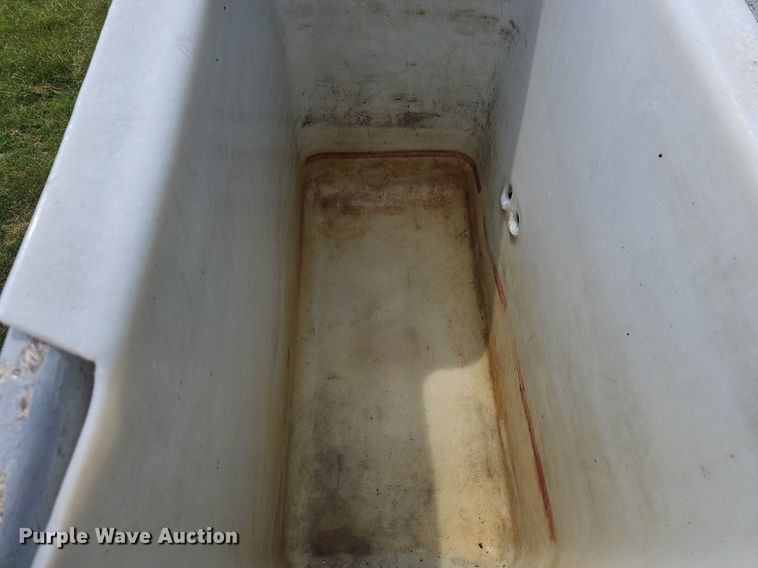 image for item LW9669 2000 International 4900  bucket truck