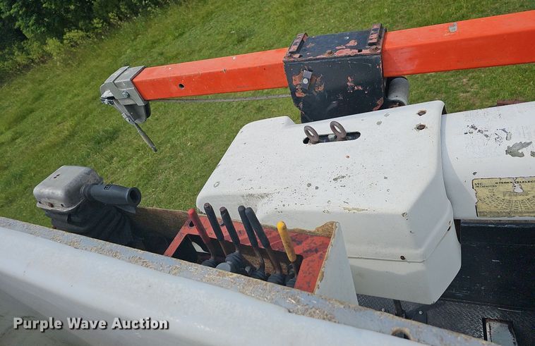 image for item LW9669 2000 International 4900  bucket truck