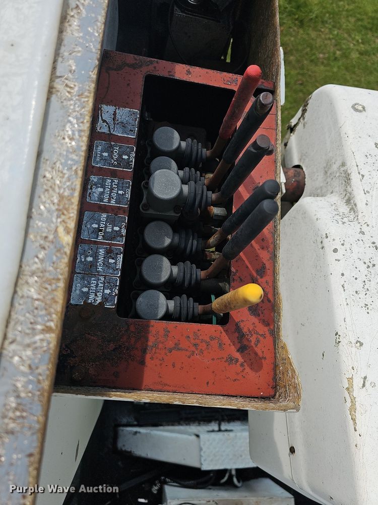 image for item LW9669 2000 International 4900  bucket truck