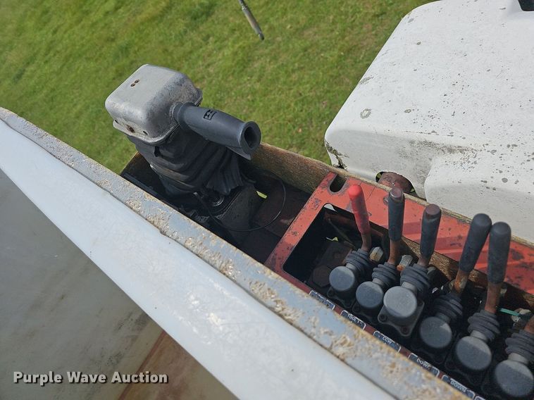 image for item LW9669 2000 International 4900  bucket truck