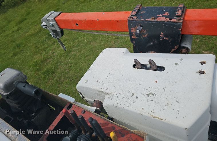 image for item LW9669 2000 International 4900  bucket truck