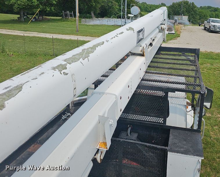 image for item LW9669 2000 International 4900  bucket truck