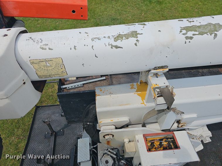 image for item LW9669 2000 International 4900  bucket truck