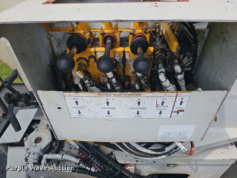 image for item LW9669 2000 International 4900  bucket truck