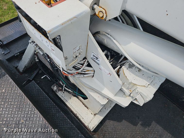 image for item LW9669 2000 International 4900  bucket truck