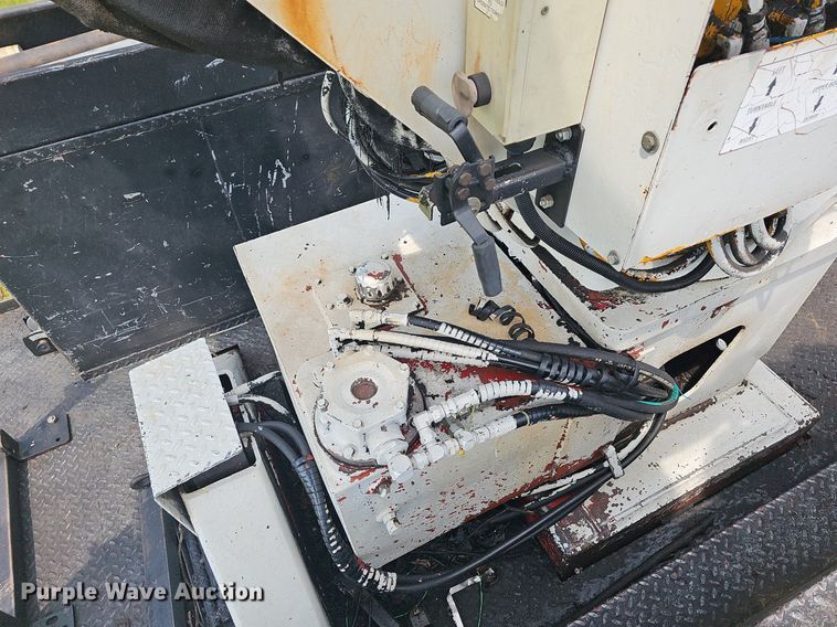 image for item LW9669 2000 International 4900  bucket truck