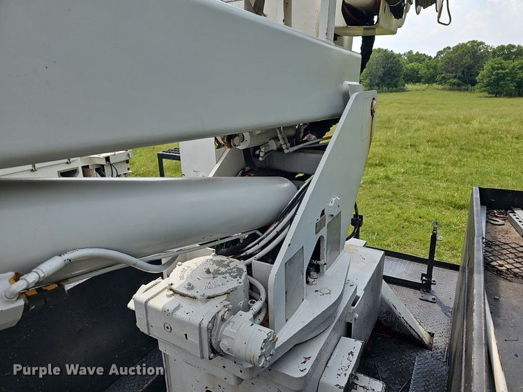 image for item LW9669 2000 International 4900  bucket truck