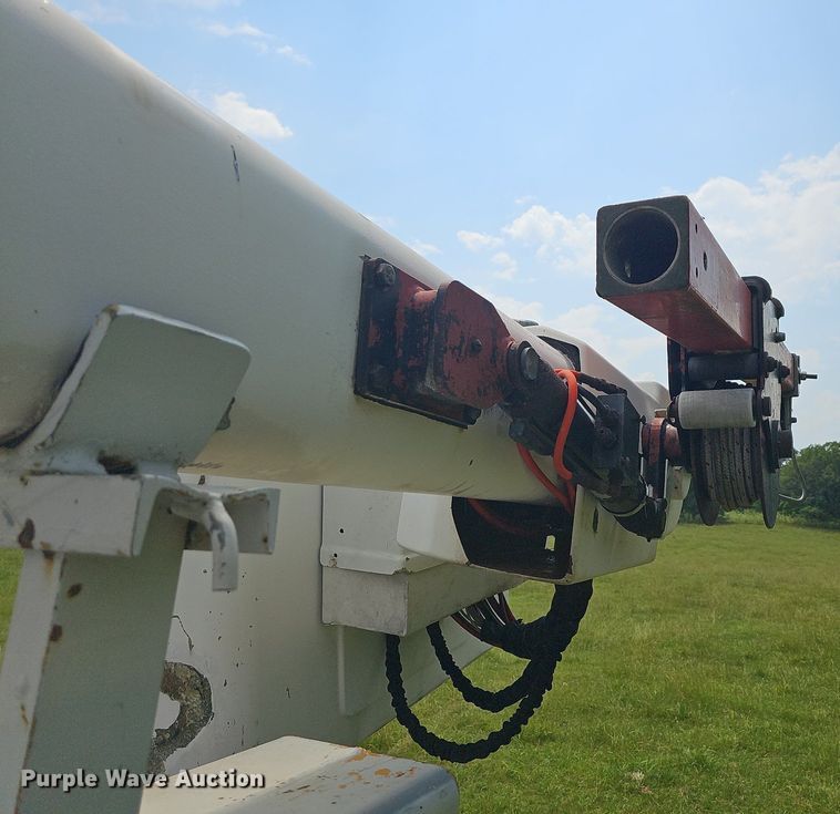 image for item LW9669 2000 International 4900  bucket truck