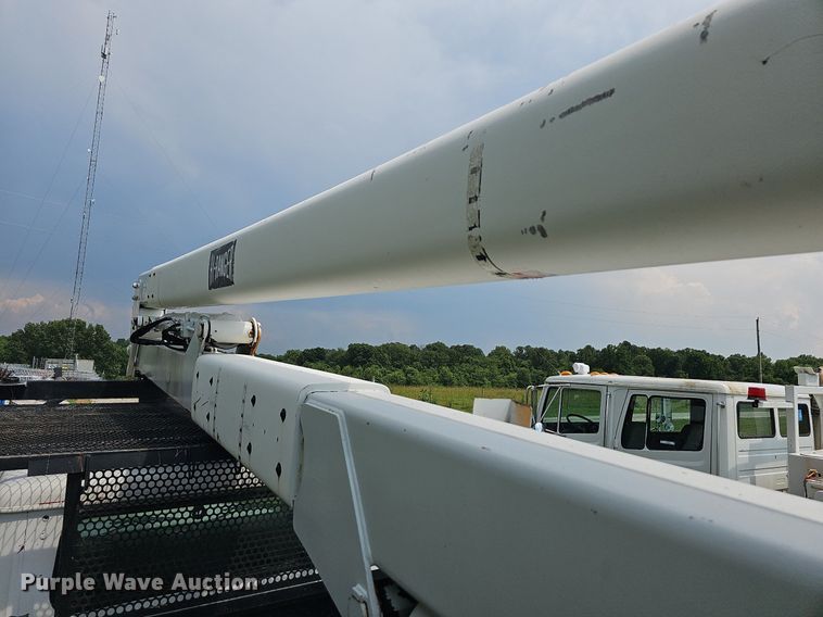 image for item LW9669 2000 International 4900  bucket truck